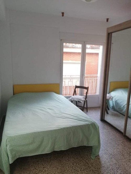 Habitación con mucha luz, con balcón