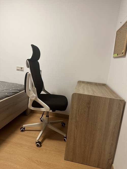 Habitación con baño y balcón en Teatinos
