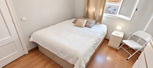 Habitación con mucha luz. Acogedora y confortable 