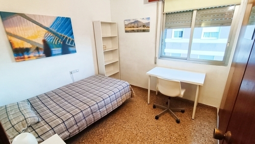 Habitacion amplia y luminosa,al lado Ruzafa