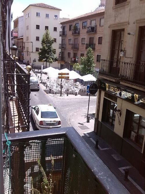 Se alquila habitación con balcón