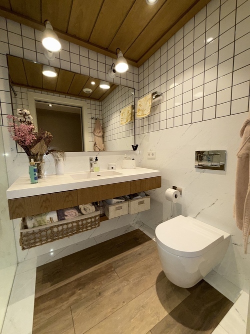 habitacion con cama doble y baño privado