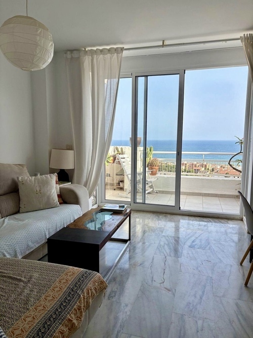 Habitación doble muy luminosa en piso con vistas al mar