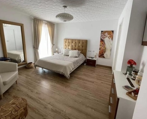 Habitación amplia y luminosa con baño 