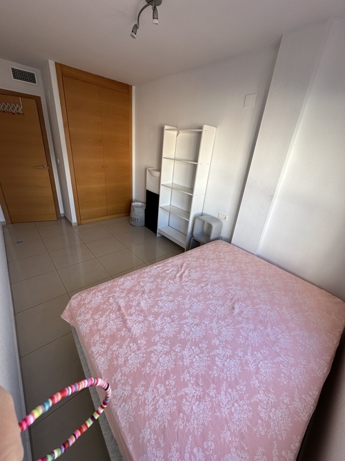 habitación  en ático Tombola( Alicante)