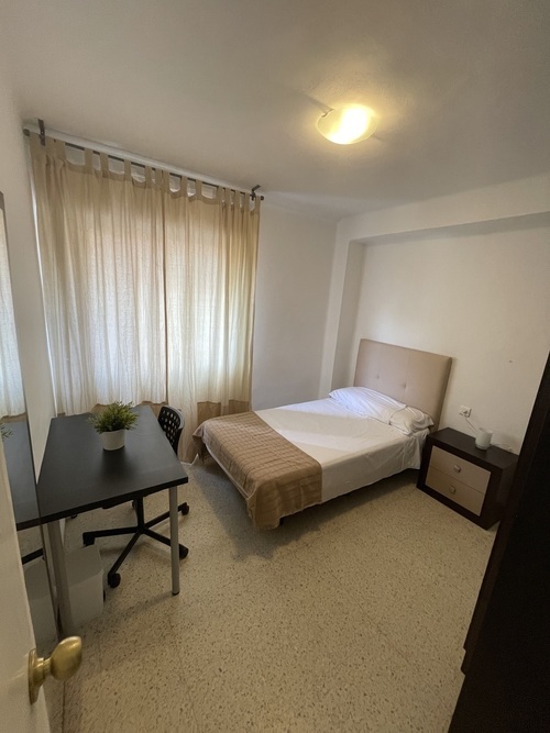 Habitación exterior con cama de 105 en piso compartido.