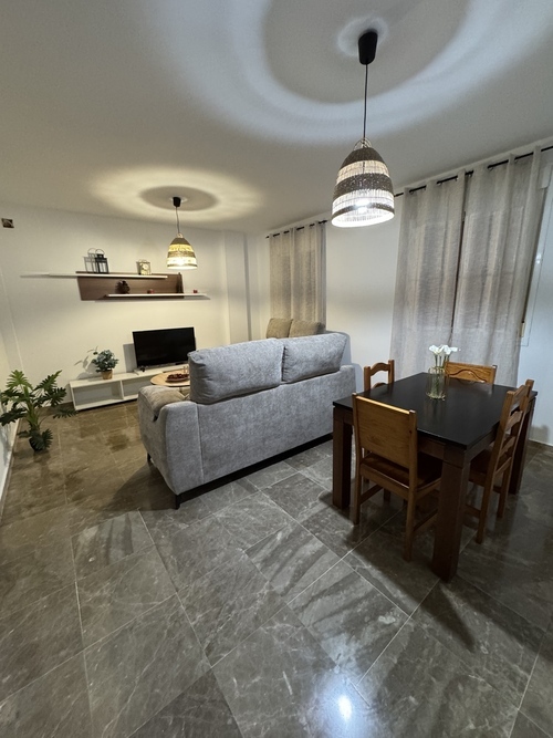 Habitación, con balcón en casa adosado para estudiantes