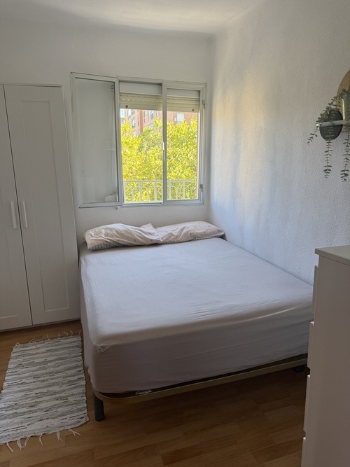 Habitación luminosa “solo chicas”metro García Noblejas