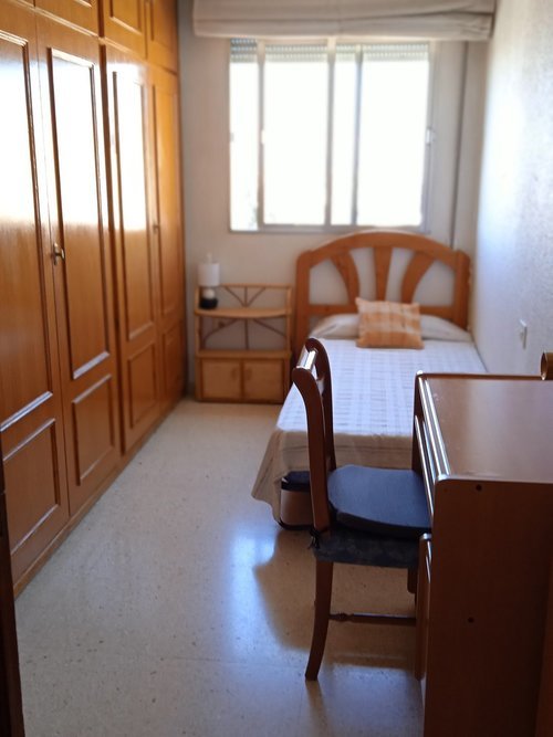 Habitación para CHICA,  tranquila y luminosa