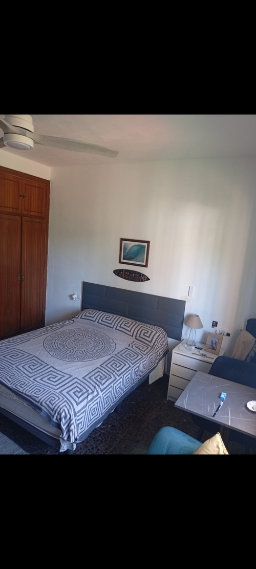 SE ALQUILA HABITACIÓN AMPLIA Y LUMINOSA 