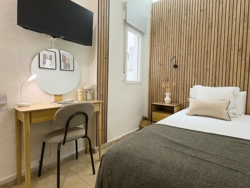 Room Padrera: Cozy Room with Warm Wooden Accents