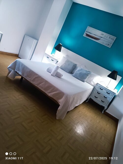 Habitación con mucha luz.