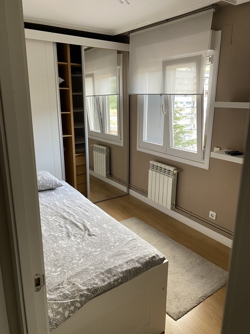 Amplia habitacion con vistas exteriores