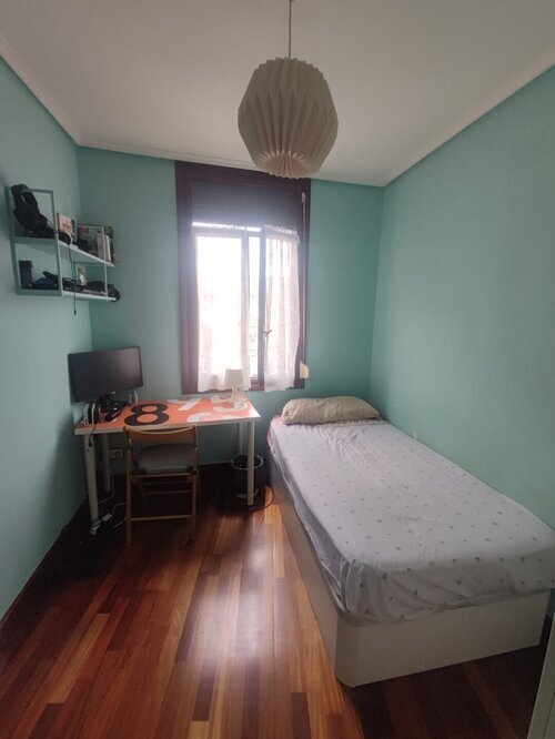 Habitación con mucha luz, exterior en el casco viejo.