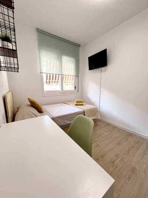 HABITACIÓN CON TERRAZA ZONA SANT ANTONI - EIXAMPLE