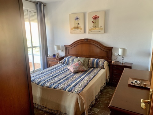 Habitación doble con baño privado en piso tranquilo 